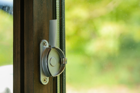 かんたんに戸締りが可能な木製サッシ