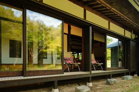 美しく優しく和モダンの空間に調和する木製サッシ